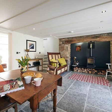 Rhif Un- Premium Cottage With Log Burner & Private Courtyard Laugharne Bagian luar foto