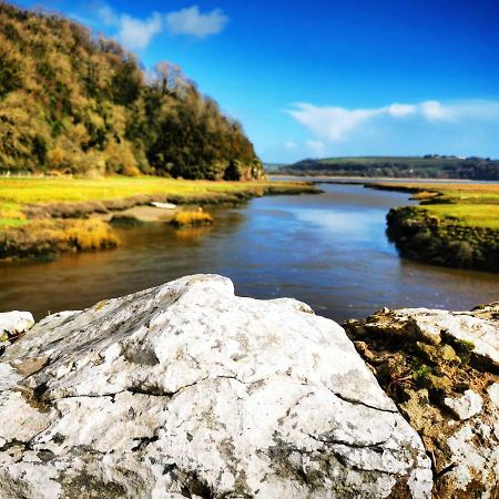 Rhif Un- Premium Cottage With Log Burner & Private Courtyard Laugharne Bagian luar foto