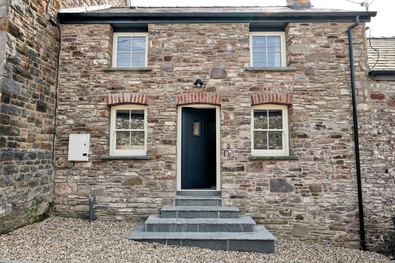 Rhif Un- Premium Cottage With Log Burner & Private Courtyard Laugharne Bagian luar foto