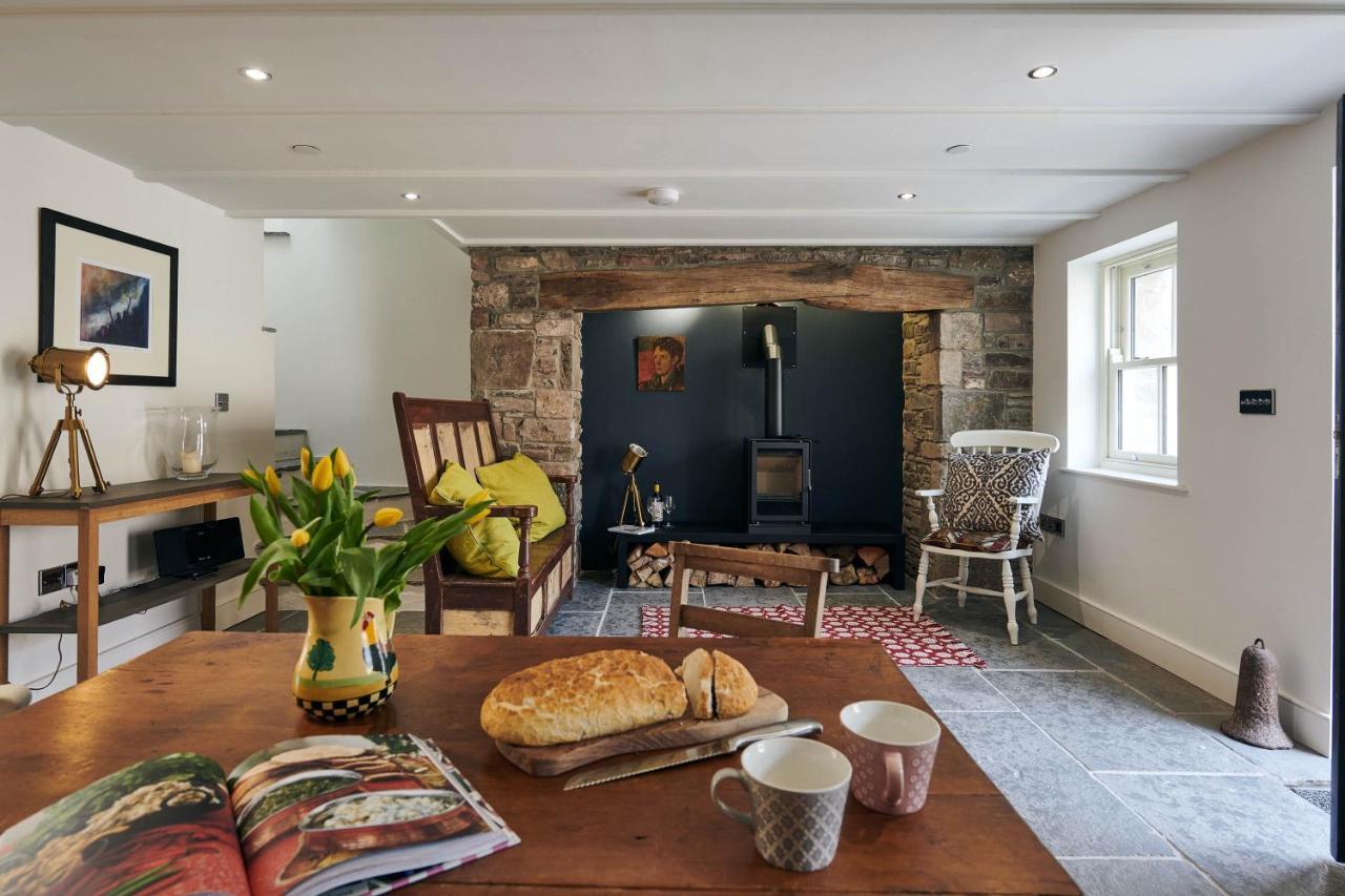 Rhif Un- Premium Cottage With Log Burner & Private Courtyard Laugharne Bagian luar foto