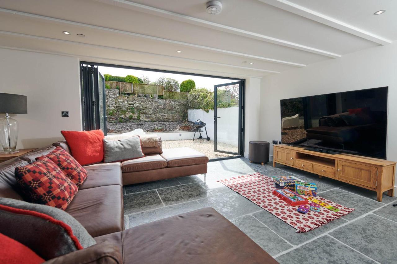 Rhif Un- Premium Cottage With Log Burner & Private Courtyard Laugharne Bagian luar foto