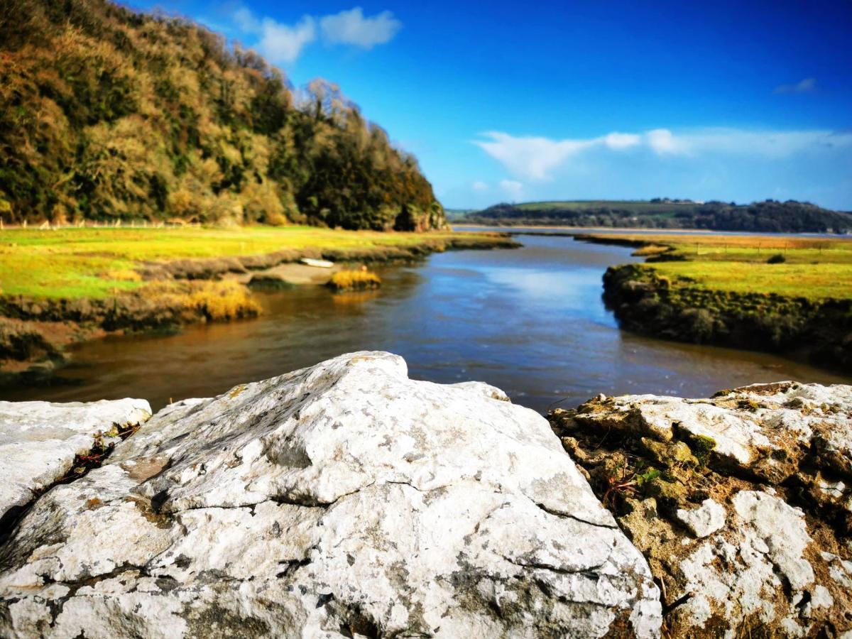 Rhif Un- Premium Cottage With Log Burner & Private Courtyard Laugharne Bagian luar foto